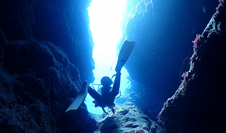 【体験ダイビング＋ご宿泊】神秘的な輝きに感動！「青の洞窟」で体験ダイビングを楽しむ♪【素泊り】